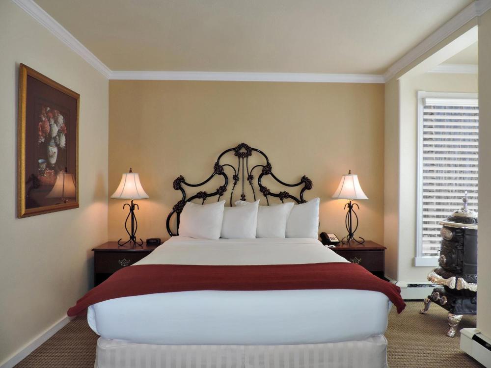 Queen Room with Balcony interior