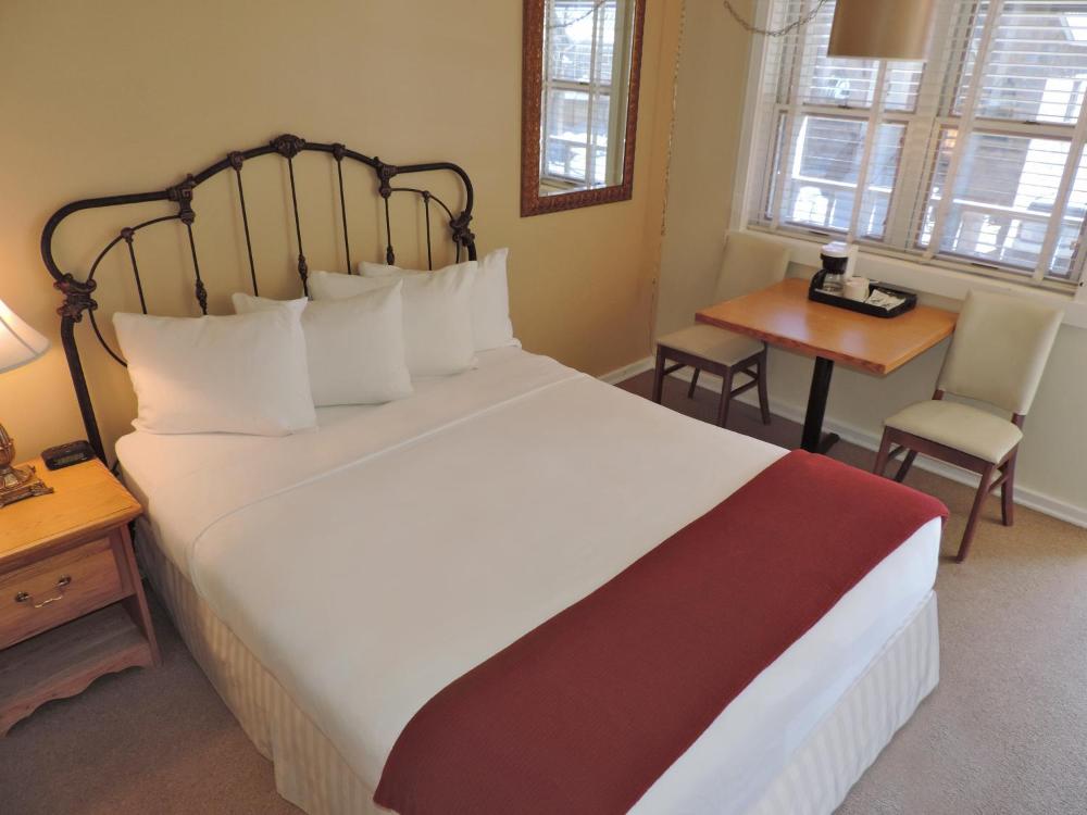 Classic One Queen Bed interior